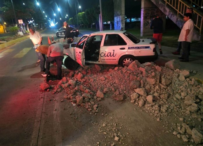 Chavito taxista se impacta contra montón de escombros en Uruapan