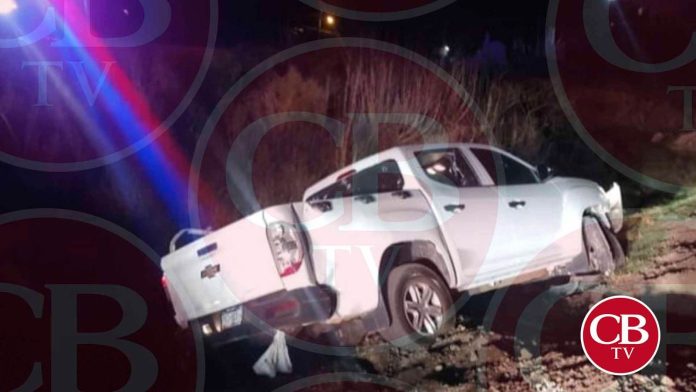 Se agarra a balazos con la policía, vuelca su camioneta y aún así escapa