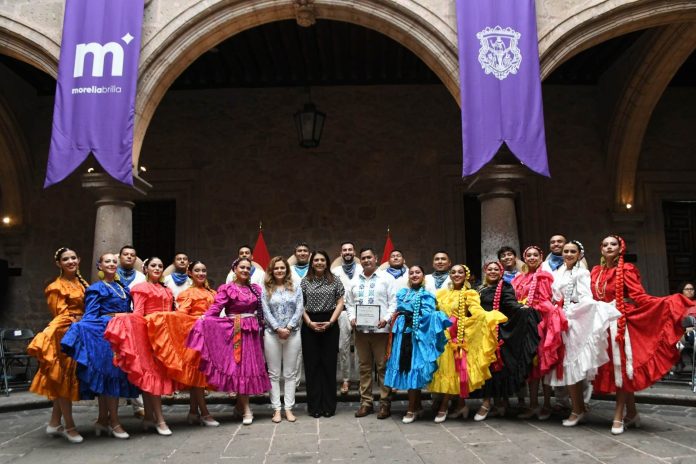 Entrega Gobierno de Morelia becas a la 