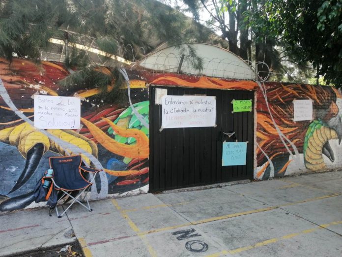 Padres de familia se quejan por falta de maestros en escuela primaria de Morelia