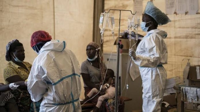 Suman 15 muertos por brote de cólera en Sudáfrica