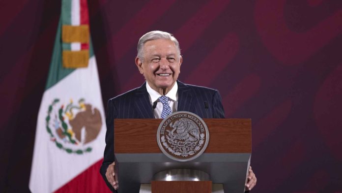 AMLO anuncia aumento salarial a maestros de México