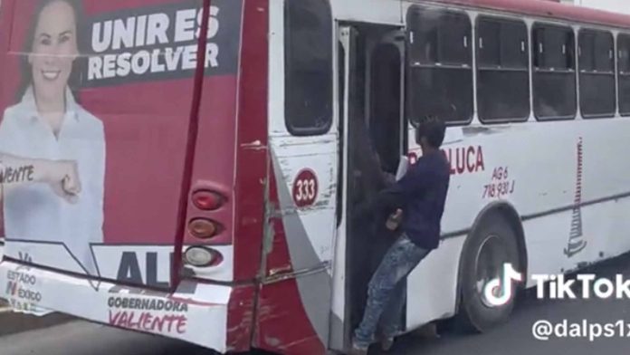 Camión se llena y pasajeros viajan colgados de la puerta