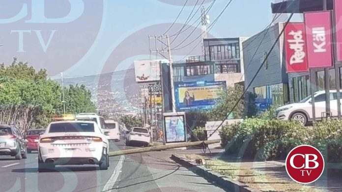 Camioneta derriba poste de telefonía en el libramiento de Morelia
