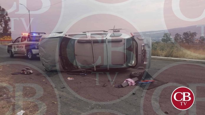 Camioneta termina volcada en la avenida San Juanito Itzícuaro