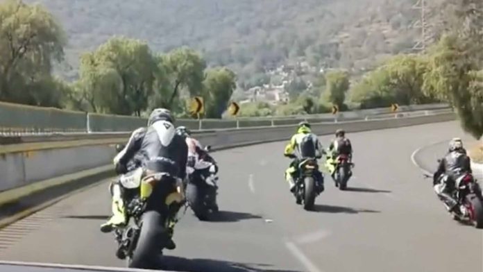 Captan a grupo de motociclistas jugando en la autopista México-Cuernavaca