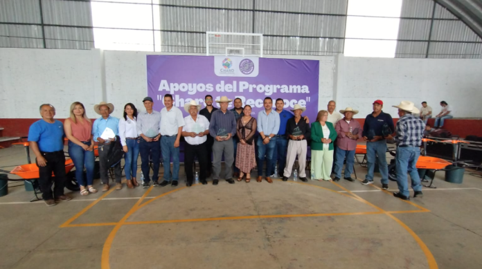 Entrega Chava Cortés apoyos a trabajadores de Charo