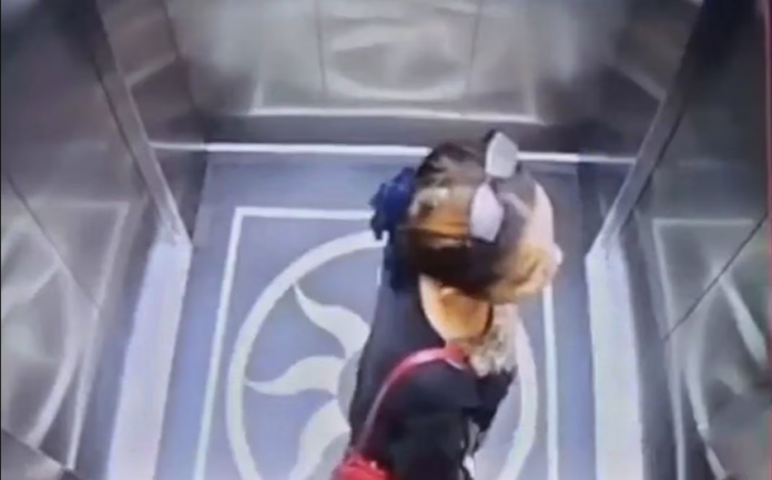 Mujer muere al caer por el hoyo de un elevador en Indonesia
