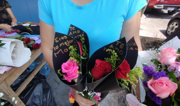 Floristas preparan sus mejores arreglos para este 10 de Mayo