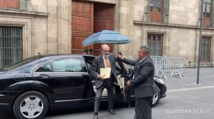 López Obrador se reúne en Palacio Nacional con el empresario Carlos Slim 