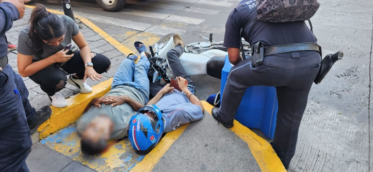 Repartidor de pizzas atropella a un abuelito que iba en bicicleta: ambos resultaron heridos Repartidor de pizzas atropella a un abuelito que iba en bicicleta: ambos resultaron heridos