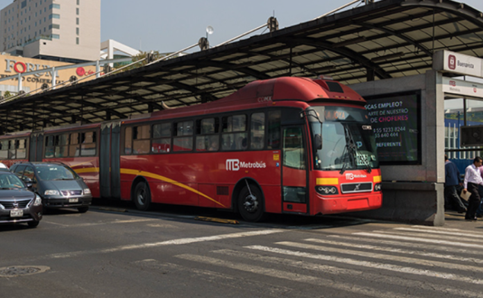 Choque entre Metrobús y camioneta deja al menos 12 lesionados 
