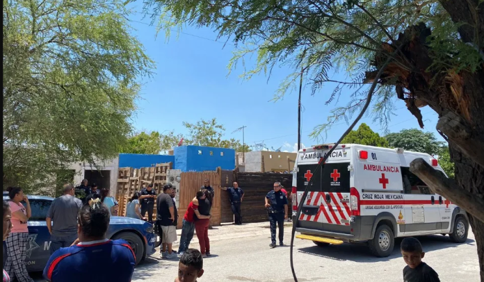 Mujer muere por descarga eléctrica mientras lavaba en su casa
