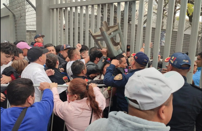 Entre jaloneos y golpes fanáticos de Luis Miguel logran agotar boletos en CDMX