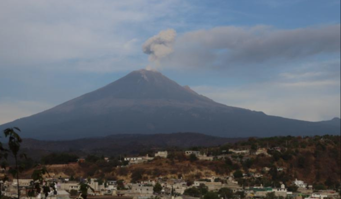 AICM reanuda actividades tras caída de ceniza del volcán Popocatépetl