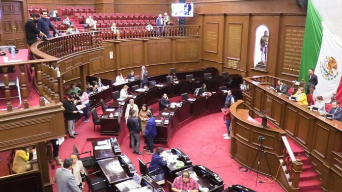 Juez federal ordena al Congreso local suspender destitución del Auditor Superior de Michoacán