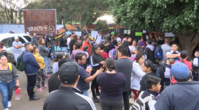 Padres de familia liberan plantel que bloqueaban por falta de maestros