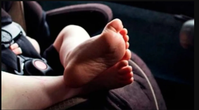 Madre olvida a su bebé dentro de un auto más de 8 horas