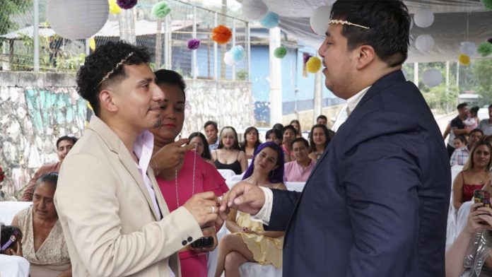 Celebran primera boda igualitaria en comunidad indígena mixe en Oaxaca