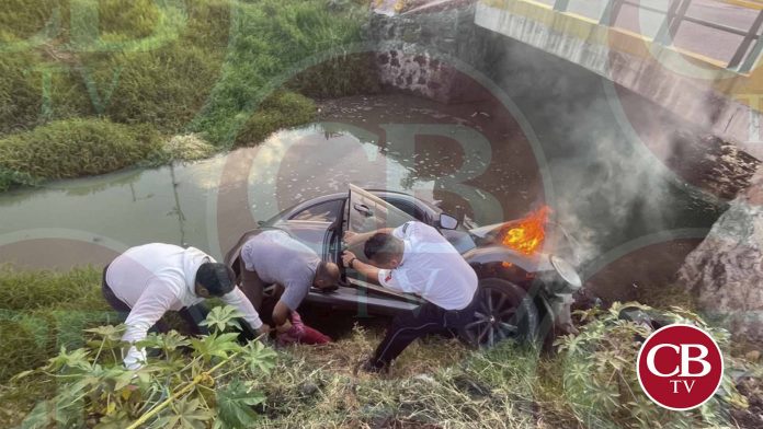 Choca, cae al río y se incendia su auto en Tarímbaro