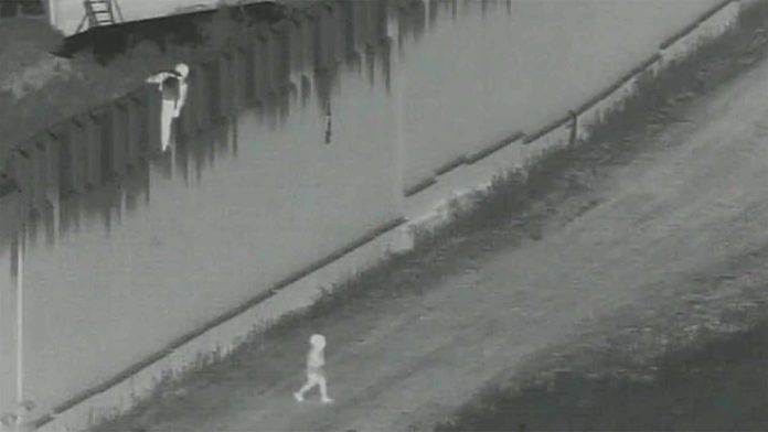 Dejan caer a niño de 4 años desde lo alto del muro fronterizo