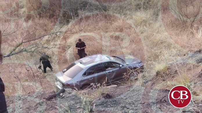 Encuentran fémina sin vida en un vehículo desbarrancado
