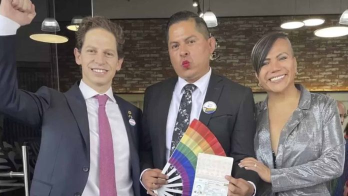 Entregan primer pasaporte no binario a magistrade de Aguascalientes en México