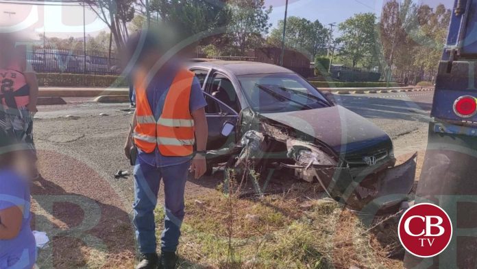 Fuerte choque afuera de FIRA deja una mujer herida
