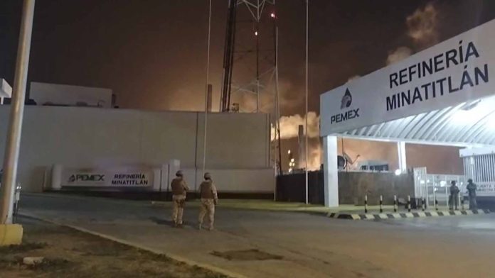 Fuerte incendio en refinería de Minatitlán