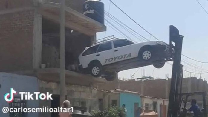 Hombre guarda su auto en segundo piso y lo baja con montacargas
