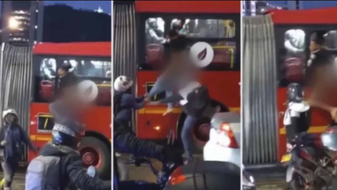 Ladrón intentó robar celulares y terminó colgado desnudo de un autobús