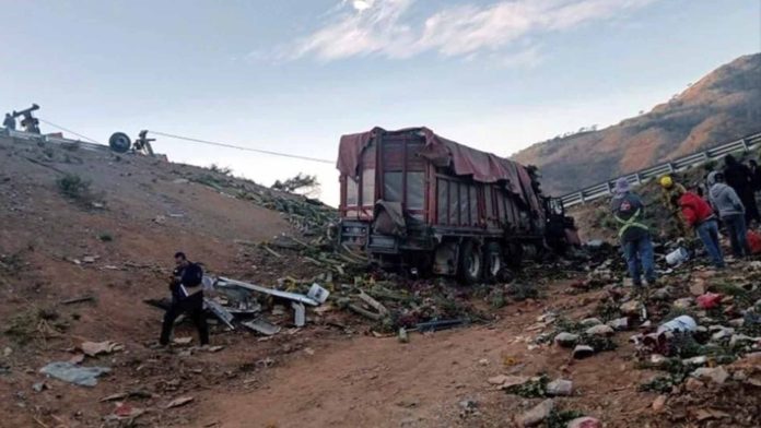 Mueren ocho personas en terrible accidente de camión de carga en carretera de Nayarit