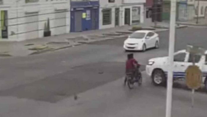Patrulla embiste a dos hermanos de 13 y 17 años a bordo de una moto