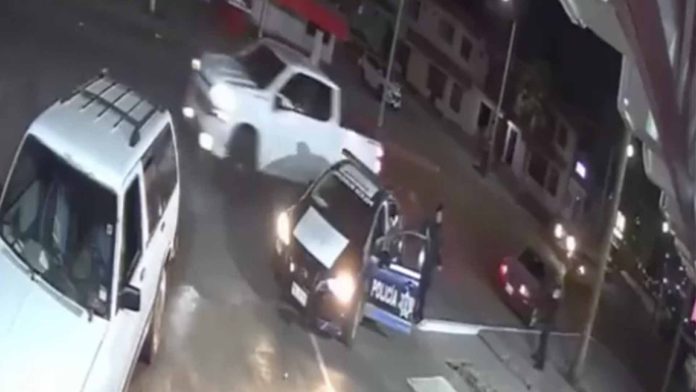 Policía huye en plena balacera y abandona a su compañera