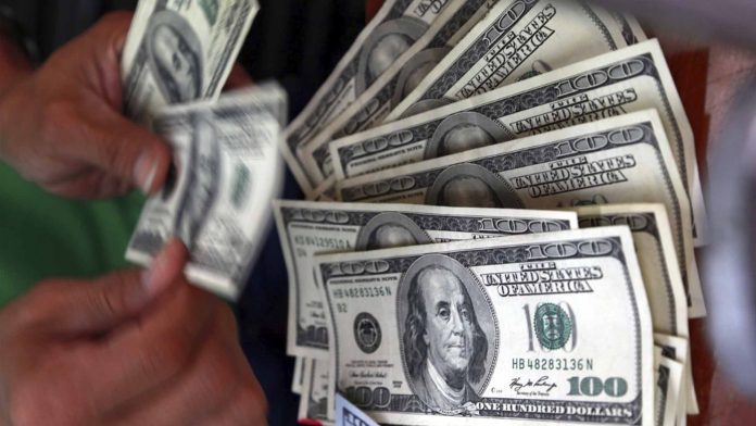 Precio del dólar abre en 17.53 en bancos mexicanos
