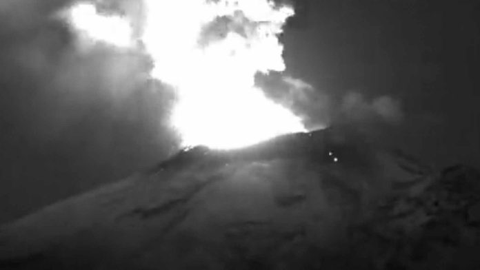 Volcán Popocatépetl presenta incandescencia