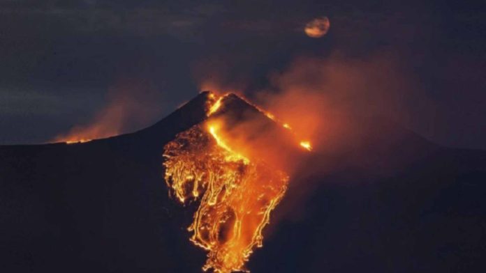 Volcán Etna, el más activo de Europa, entró en erupción