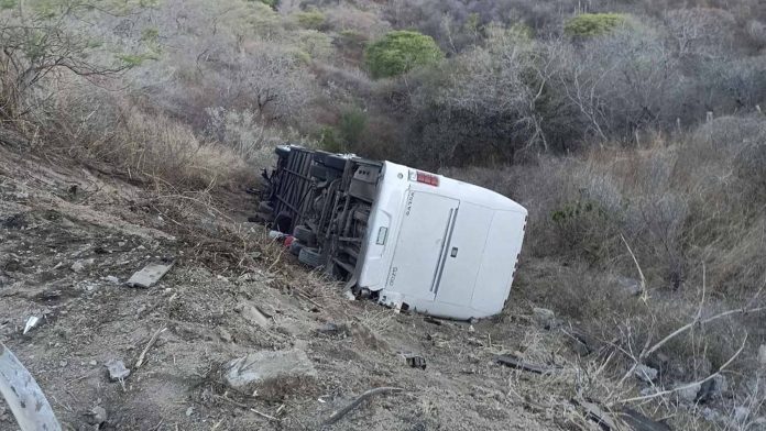 Vuelca autobús con equipo de futbol infantil; hay un muerto
