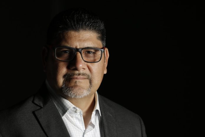 Como momias callan ante la traición