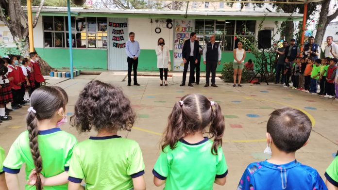 Alfonso Martínez obsequia nuevos baños a jardín de niños