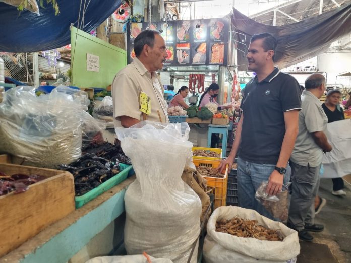 Escucha Segob planteamientos de comerciantes de Pátzcuaro
