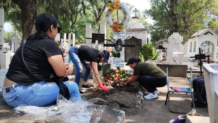 Ciudadanos visitan a sus mamis en el Panteón Municipal