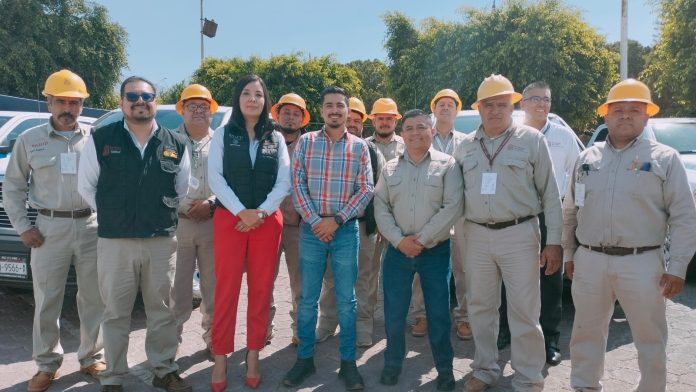Michoacán y Jalisco trabajando para combatir el dengue Las secretarías de Salud de Michoacán y Jalisco han puesto en marcha un operativo conjunto para combatir el dengue, zika y chikungunya en los municipios Yurécuaro y Ayotlán. Las brigadas realizarán nebulización y control larvario en 2 mil 205 viviendas y lotes de Yurécuaro, además de colocar 120 ovitrampas con lectura semanal para evitar la reproducción del mosquito Aedes Aegypti. Durante el arranque del operativo, Mariela Paola Rodríguez Espinosa, subdirectora de Promoción y Prevención de la Salud de la Secretaría de Salud de Michoacán (SSM), señaló que, personal estatal coadyuvará con Jalisco en las acciones que se emprendan en ambos municipios para mantener a la región libre de casos de dengue, zika y chikungunya. Por su parte, el secretario de Salud de Jalisco, Fernando Petersen Aranguren, enfatizó que 