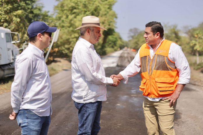 Supervisión de obra carretera en Apatzingán: Bedolla