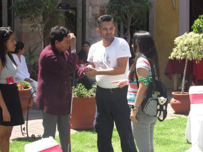 Rafael paramédico sordo desempleado por discriminación en Morelia