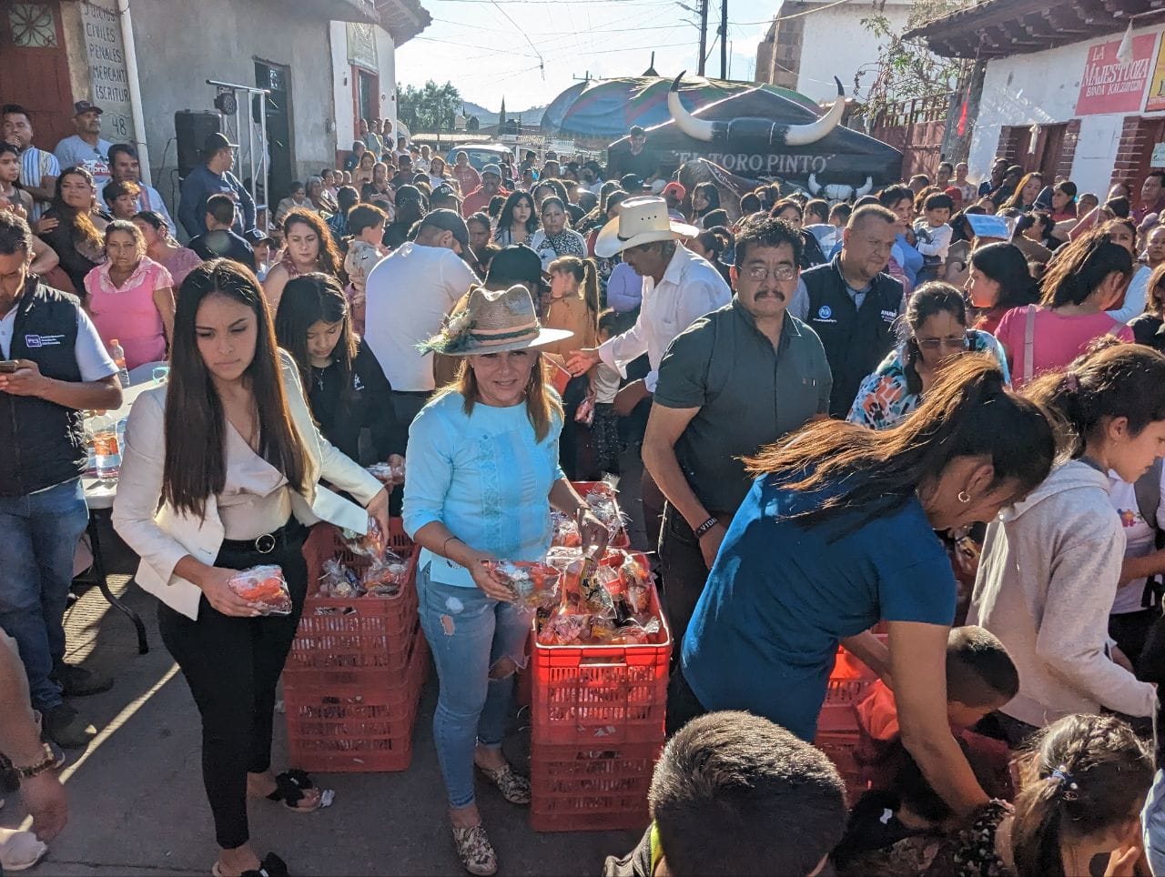 Dip. Luz García festejó a las madres y niños de Huiramba Dip. Luz García festejó a las madres y niños de Huiramba
