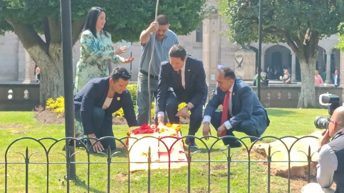 Plantación de árbol y cápsula del tiempo por Aniversario de Morelia