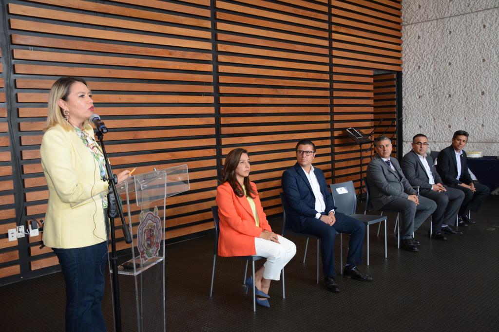 Yarabí Ávila hace entrega de uniformes y equipo de trabajo a jardineros de Ciudad Universitaria. Yarabí Ávila hace entrega de uniformes y equipo de trabajo a jardineros de Ciudad Universitaria.