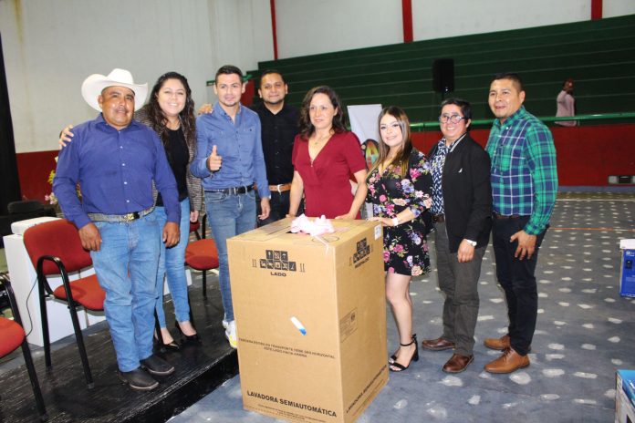 Festeja Arturo Estrada a las y los maestros por su valiosa e inquebrantable labor educativa