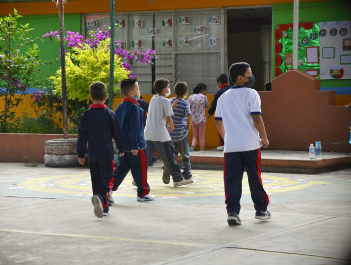 Ciclo escolar sin interrupciones en más de 12 mil escuelas de Michoacán: SEE
